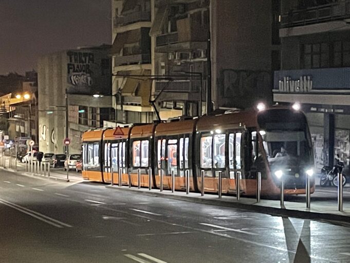 Η ΣΤΑΣΥ διαψεύδει πως το τραμ ενεπλάκη σε τροχαίο ατύχημα στον Πειραιά