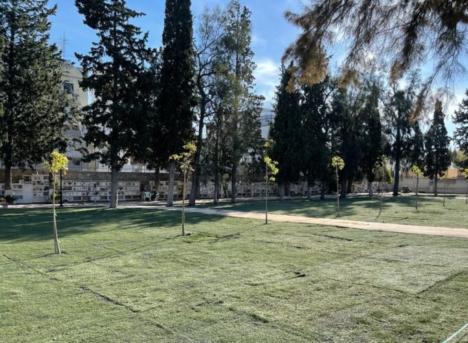 Εργασίες εξωραϊσμού και αναπλάσεις πρασίνου στο Δημοτικό Νεκροταφείο «Η Ανάσταση»