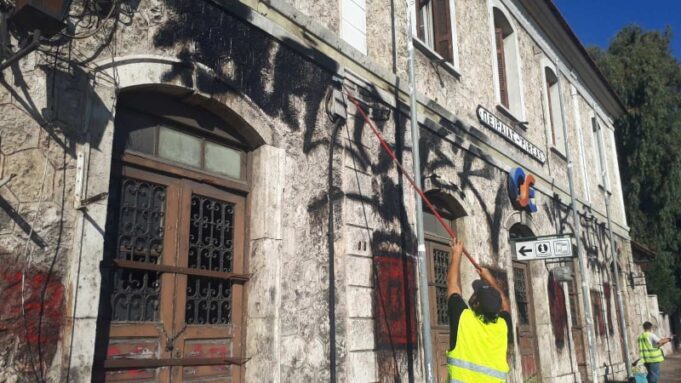 Μεγάλη επιχείρηση αντιγκράφιτι από τον Δήμο Πειραιά σε κομβικά σημεία της πόλης