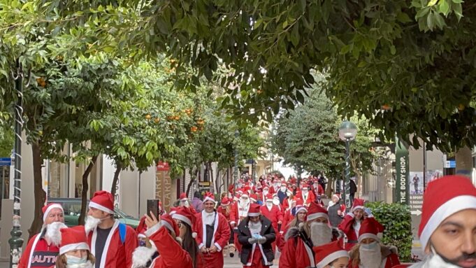 Πλήθος κόσμου συμμετείχε στο Santa Run 2021