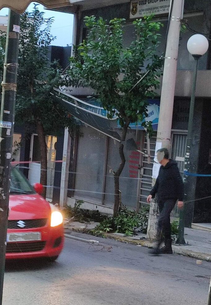 Πειραιάς : Προβλήματα απο τη κακοκαιρία – Πτώση δέντρου,μέρος μπαλκονιού και διακοπές ηλεκτροδότησης