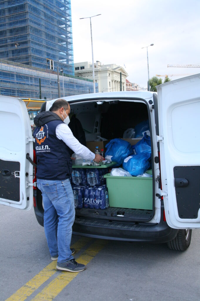 Γεύματα αγάπης στους αστέγους στο λιμάνι από τον Δήμο Πειραιά και την ΚΟ.Δ.Ε.Π