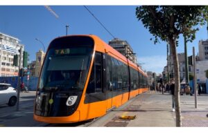 Τραμ στον Πειραιά στο ύψος του Δημοτικού Θέατρου