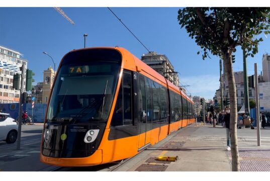 Τραμ στον Πειραιά στο ύψος του Δημοτικού Θέατρου