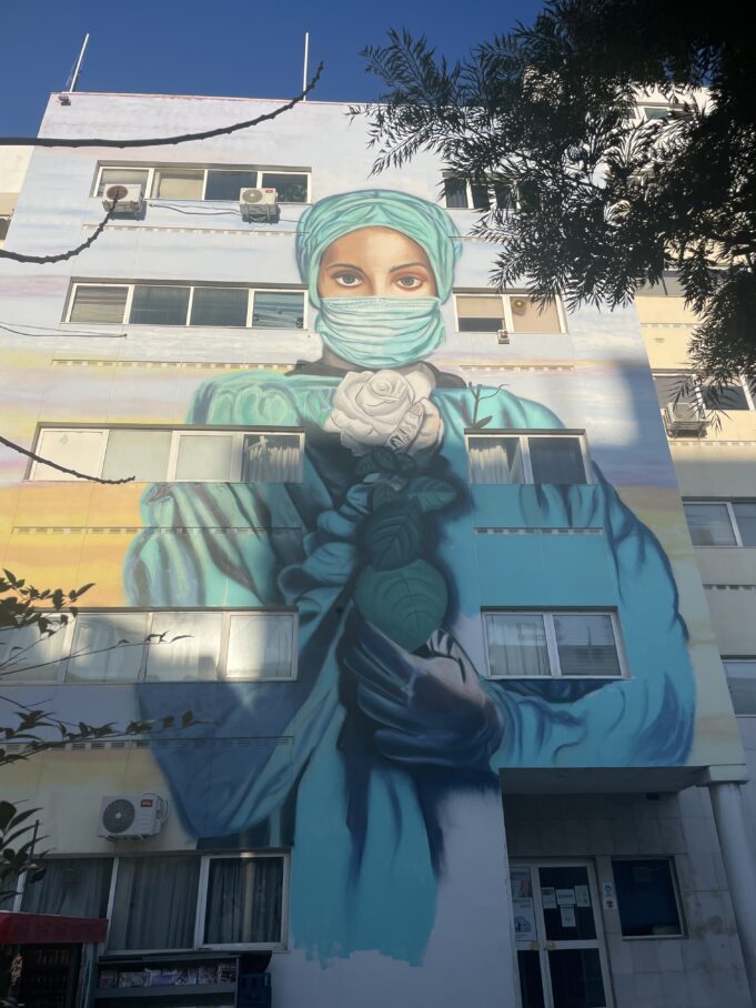 Ένα υπέροχο mural art με πολλά μηνύματα στο Τζάνειο Νοσοκομείο