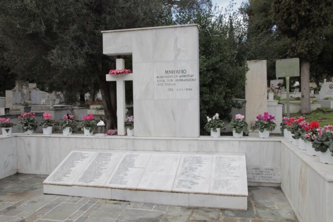 Ο Δήμος Πειραιά τέλεσε επιμνημόσυνη δέηση για τα θύματα του βομβαρδισμού της 11ης Ιανουαρίου 1944