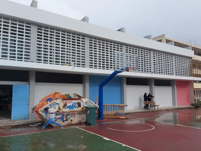 Πλήρης ανακαίνιση σε 5 κλειστά γυμναστήρια σχολείων της πόλης από τον Δήμο Πειραιά – Αυτοψία στο κλειστό της Τζαβέλλα