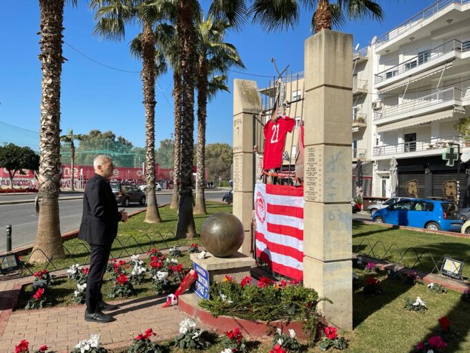 Ο Δήμαρχος Πειραιά τίμησε τη μνήμη των 21 θυμάτων της ΘΥΡΑΣ 7