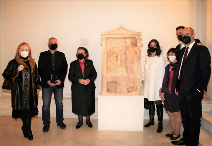 Ο Δήμαρχος Πειραιά Γιάννης Μώραλης στην παρουσίαση της νέας επιτύμβιας στήλης στο Αρχαιολογικό Μουσείο της πόλης