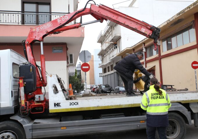 Ο Δήμος Πειραιά απομάκρυνε εγκαταλελειμμένα δίκυκλα από το κέντρο και τις γειτονιές της πόλης