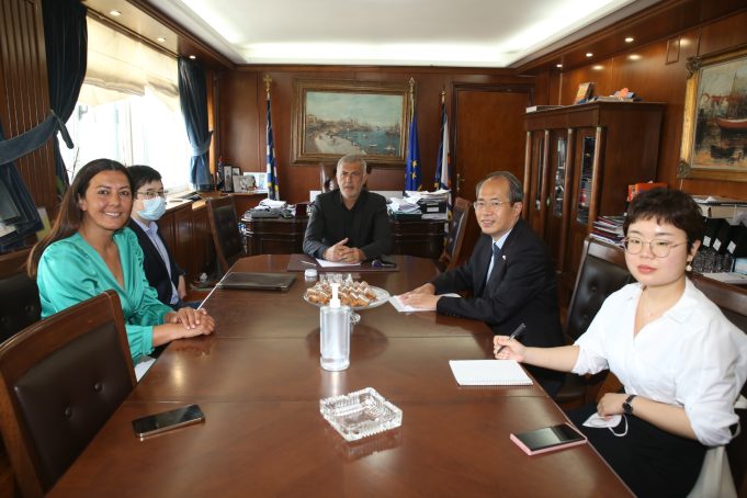 Συνάντηση Δημάρχου Πειραιά Γιάννη Μώραλη με τον νέο Πρέσβη της Κίνας στην Ελλάδα Σιάο Τζουντσένγκ