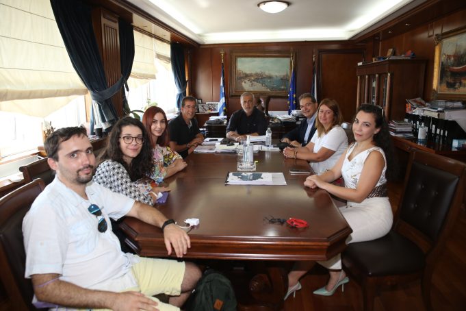 Παρουσίαση ψηφιακού προγράμματος στον Δήμαρχο Πειραιά Γιάννη Μώραλη για την ιστορία της συνοικίας των Μανιάτικων από φοιτητές του Πανεπιστημίου Πειραιά