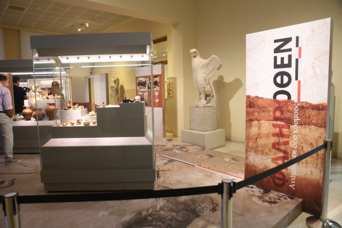 Εγκαινιάστηκε η περιοδική έκθεση «Φαληρόθεν. Ανάμεσα σε δύο κόσμους» στο Αρχαιολογικό Μουσείο Πειραιά