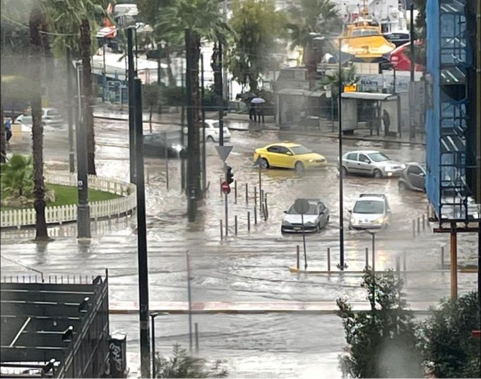 Κακοκαιρία ΕΥΑ : 15 λεπτά δυνατής βροχής πλημμύρισαν τους δρόμους