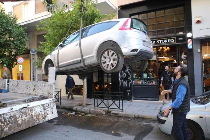 O Δήμος Πειραιά απομακρύνει εγκαταλελειμμένα οχήματα από την πόλη – Σχεδόν 1000 αυτοκίνητα και δίκυκλα μεσα στο 2022