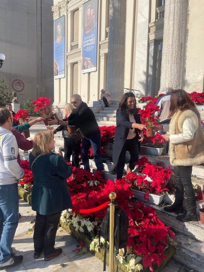 Ο Δήμαρχος Πειραιά κ. Γιάννης Μώραλης προσέφερε περισσότερα από 1.000 αλεξανδρινά σε πολίτες