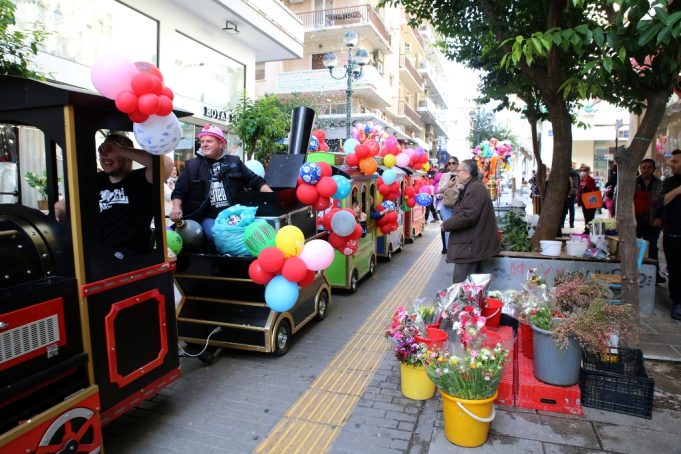 Σε αποκριάτικους ρυθμούς ο Δήμος Πειραιά – Με κέφι, ζωντάνια, χαμόγελα και μασκαράδες “πλημμύρισε” η πλατεία Κοραή