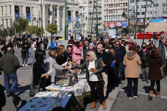 Παραδοσιακό γλέντι για την Τσικνοπέμπτη στην πλατεία Κοραή από τον Δήμο Πειραιά