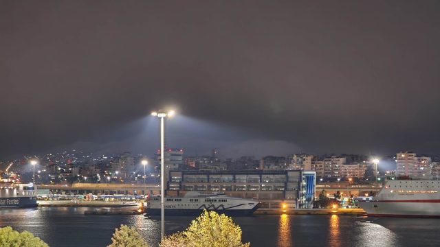 Οπως φαίνεται το Σχιστό απο το λιμάνι του Πειραιά . Φωτο : Νίκος Δημητριάδης