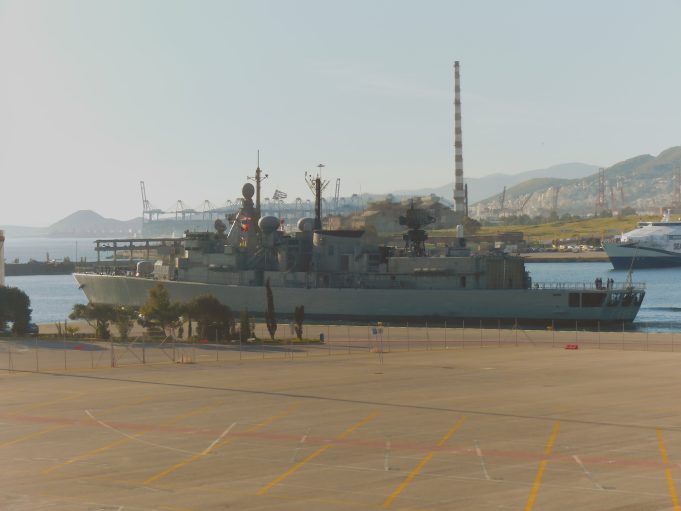 Η φρεγάτα Θεμιστοκλής αναχωρώντας απο το λιμάνι του Πειραιά