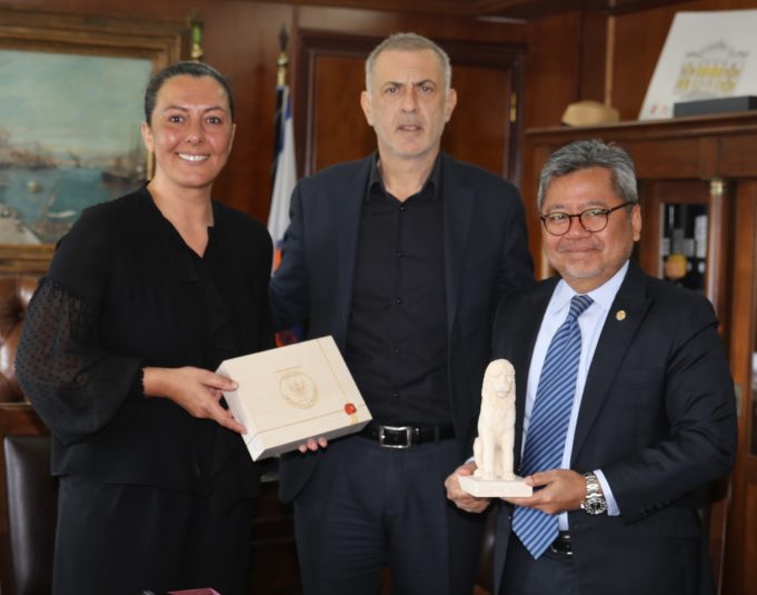 Συνάντηση Δημάρχου Πειραιά Γιάννη Μώραλη με τον Πρέσβη της Ινδονησίας στην Ελλάδα