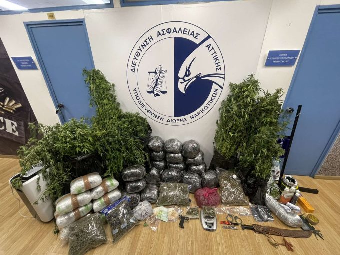 Αστυνομικοί συνέλαβαν σε Καμίνια και Νίκαια 3 άτομα για ναρκωτικά και όπλα