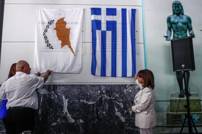 Αποκαλυπτήρια αναμνηστικής πλάκας για τα ασυνόδευτα παιδιά από την Κύπρο που φιλοξενήθηκαν στην Ελλάδα την περίοδο 1974 – 19