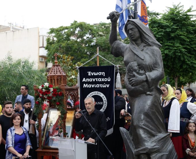 Πλήθος κόσμου στην τελετή τιμής και μνήμης αφιερωμένη στην «Ηρωίδα Μανιάτισσα» μπροστά από το άγαλμά της στο σταθμό του μετρό «Μανιάτικα»