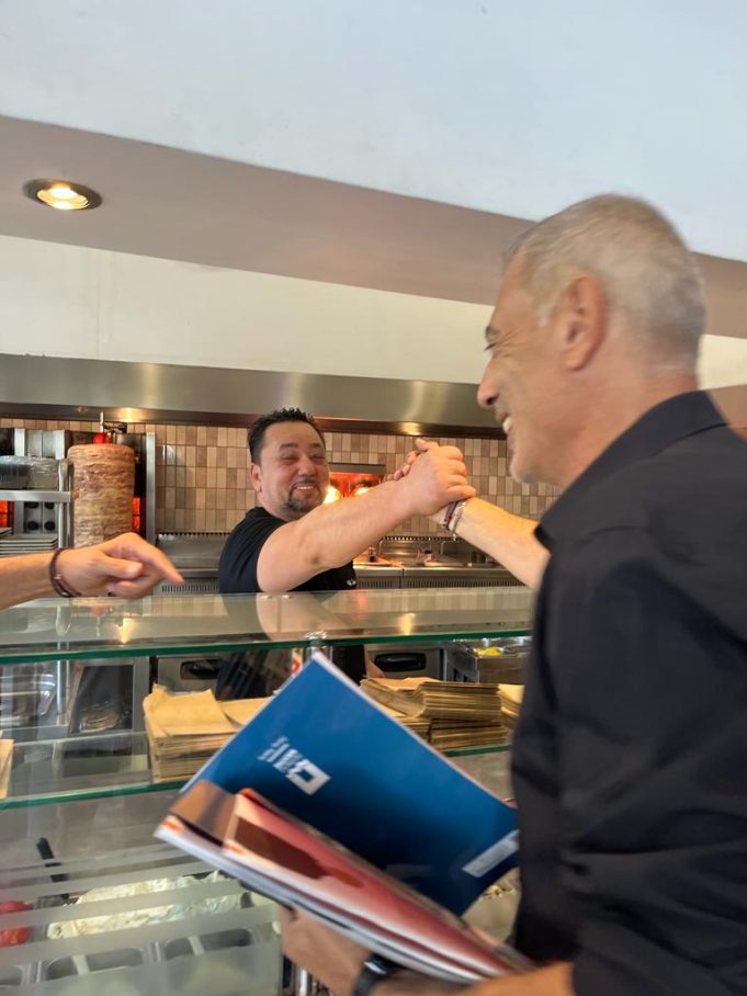 Στην αγορά των Καμινίων βρέθηκε ο Γ. Μώραλης