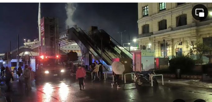 Φωτιά στις κυλιόμενες σκάλες της πεζογέφυρας στο λιμάνι