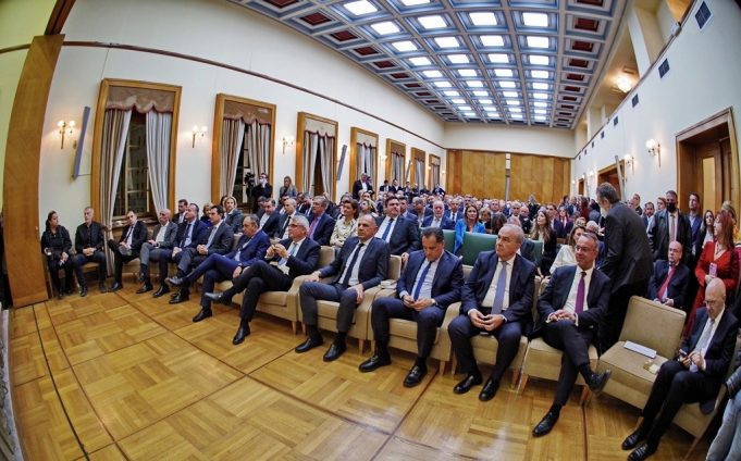 Δώδεκα παραγωγικοί φορείς του Πειραιά τίμησαν προσωπικότητες του επιχειρείν