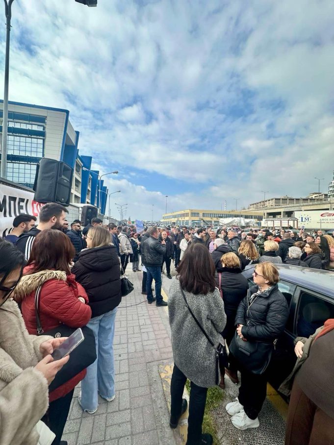 Διαμαρτυρία έξω απο το ΥΝΑΝΠ για τη διακοπή της σύνδεσης της Κύθνου με το λιμάνι του Πειραιά