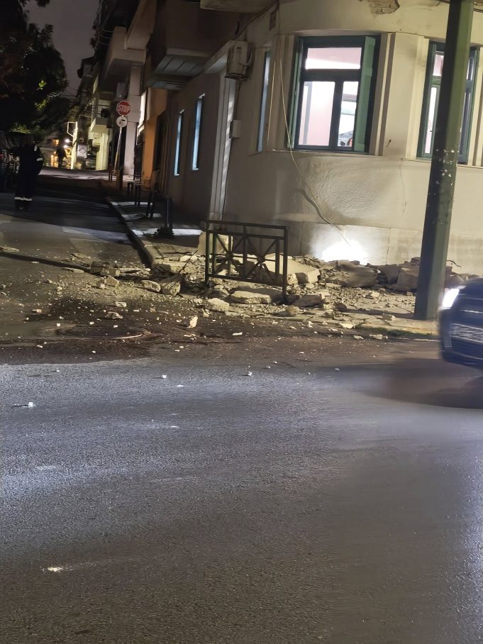 Έπεσε μπαλκόνι διατηρητέου κτιρίου στον Πειραιά