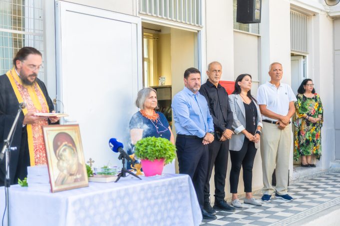 Ο Δήμαρχος Πειραιά Γιάννης Μώραλης στον αγιασμό σε σχολεία της πόλης