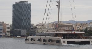 Γιοτ στο λιμάνι της πόλης