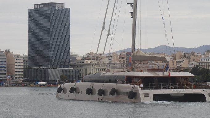 Γιοτ στο λιμάνι της πόλης