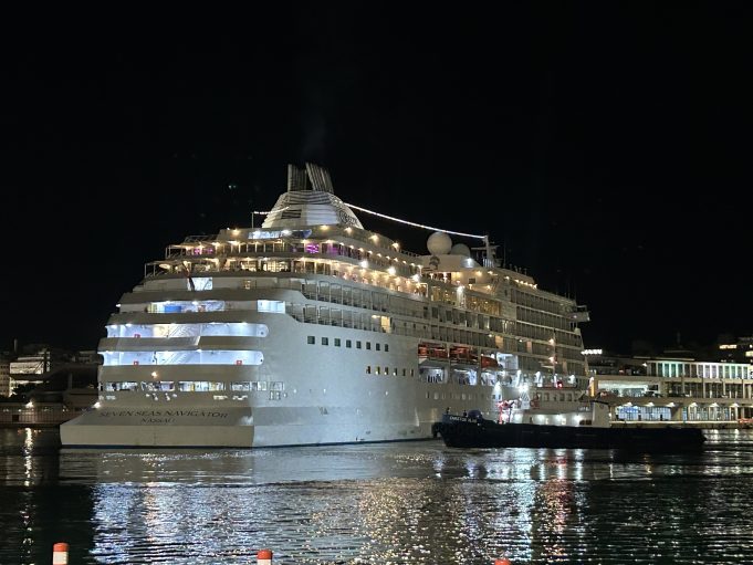 Seven Seas Navigator : Φτάνοντας στον Πειραιά