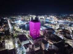 Φωταγωγήθηκαν σε ρόζ χρώμα Πύργος Πειραιά και Δημοτικό Θέατρο