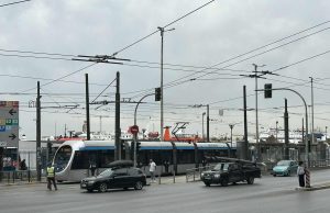 Πειραιάς: Σοβαρός τραυματισμός γυναίκας από τραμ κοντά στον Πύργο