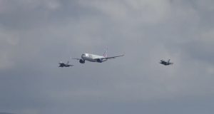 Αεροπλάνο της SKY EXPRESS πάνω απο τον Πειραιά με 2 F-16