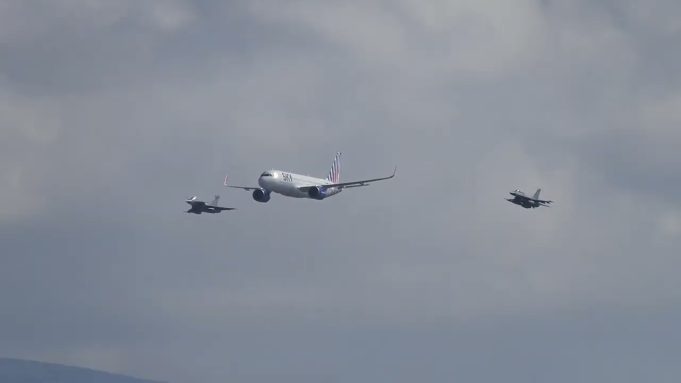 Αεροπλάνο της SKY EXPRESS πάνω απο τον Πειραιά με 2 F-16