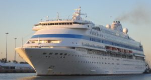 Το κρουαζιερόπλοιο Astoria Grande στο λιμάνι του Πειραιά
