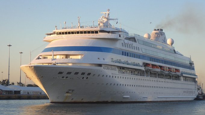 Το κρουαζιερόπλοιο Astoria Grande στο λιμάνι του Πειραιά