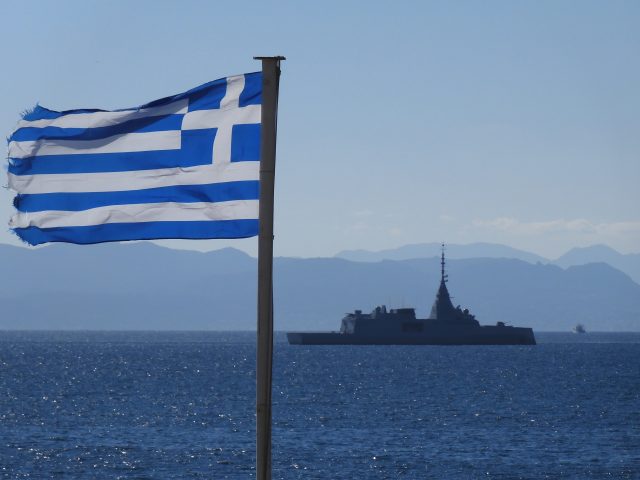 Φρεγάτα Κίμων και η Ελληνική σημαία