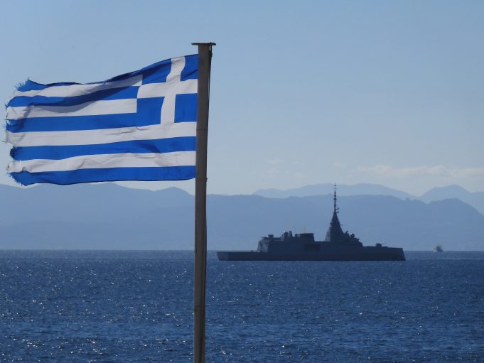 Φρεγάτα Κίμων και η Ελληνική σημαία