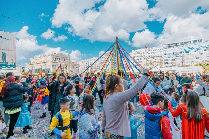 Εντυπωσιακή συμμετοχή μικρών και μεγάλων στο ξέφρενο Αποκριάτικο Καρναβαλοπάρτι για παιδιά στην πλατεία Κοραή
