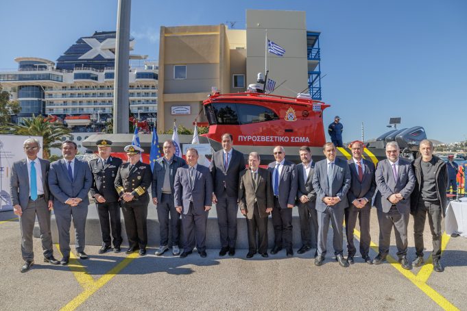 Πέντε νέα ταχύπλοα πυροσβεστικά σκάφη ενισχύουν τον Πειραιά και τα μεγάλα λιμάνια της χώρας