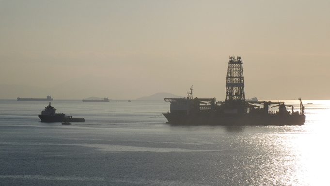 Το πλωτο γεωτρυπανο DEEPWATER CHAMPION ανοιχτα της Πειραϊκης