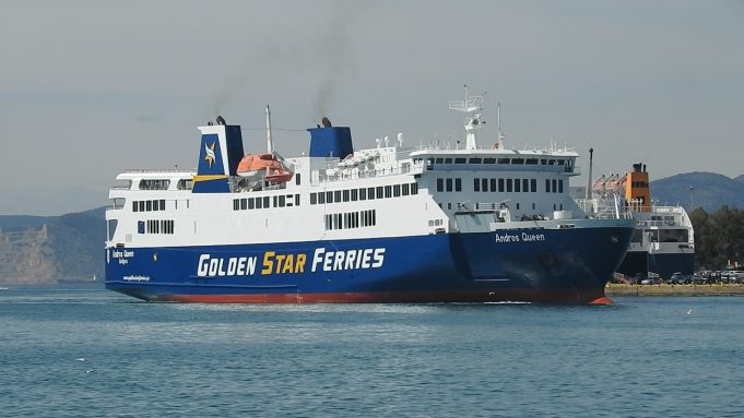 Το Andros Queen φτάνοντας στο λιμάνι του Πειραιά
