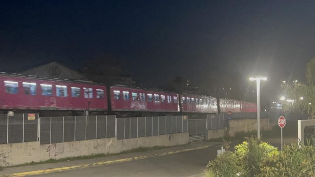 Ο ροζ συρμος που έγινε Viral στον Ηλεκτρικο